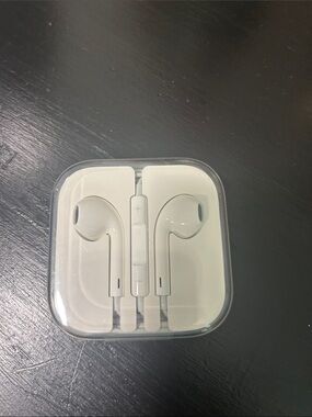 Apple EarPods with 3.5mm Headphone Jack – New in Original Case